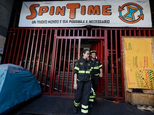 Spin Time, “Trovato alloggio per tutti i residenti, ma il presidio continua”