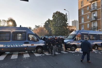 Sgombero dei centri sociali, scoppia la guerriglia a Milano 6