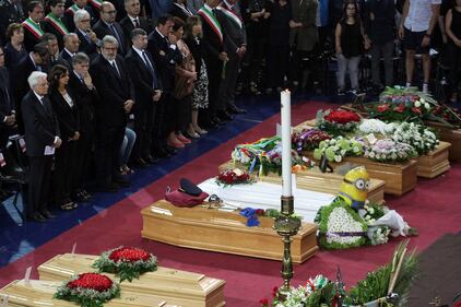 Andria, il funerale delle vittime dello scontro fra treni 4