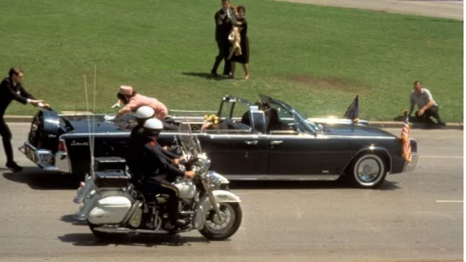 Dall'uomo con l'ombrello alla pallottola magica: i misteri irrisolti sull'assassinio di Kennedy