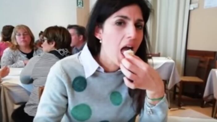 Persino Di Maio teme l'effetto-Raggi Non la difende per non perdere voti
