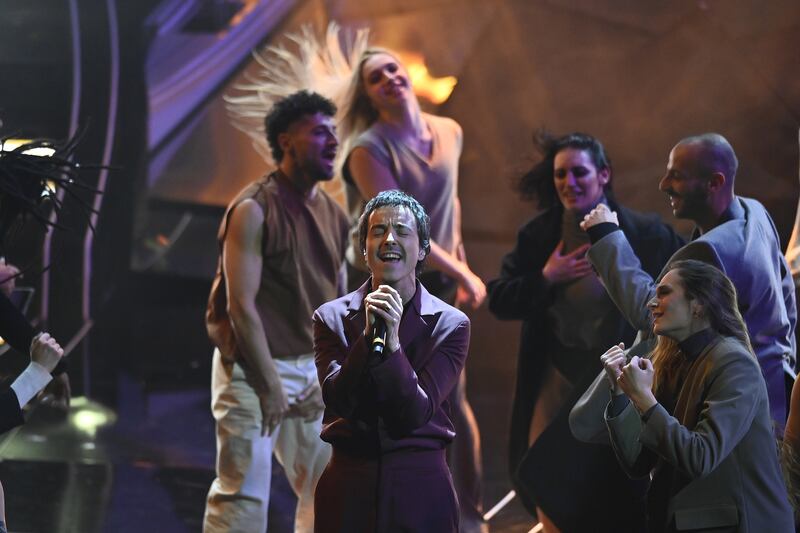 Sanremo 2024: ecco il look della terza serata del Festival di Diodato 6