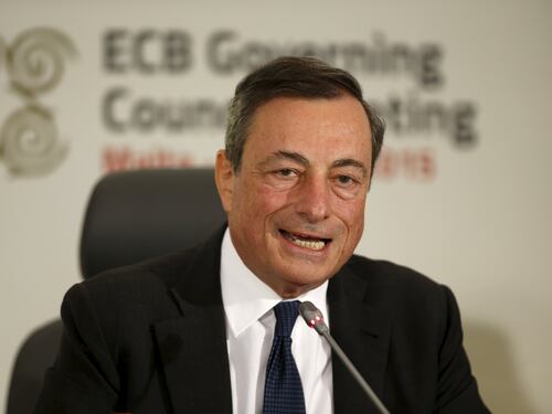 L'euro sfida Draghi, il QE scricchiola