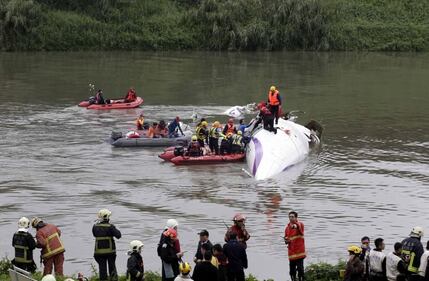 L'aereo urta il ponte e si schianta 4