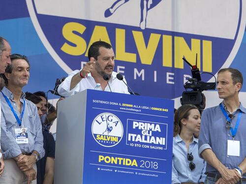 Pontida, Salvini giura dal palco col rosario fatto da una nigeriana