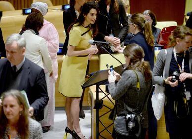 Amal Clooney con il "pancino" all'evento contro l'Isis 16