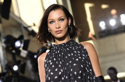 Bella Hadid sexy in passerella, foto 13