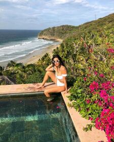 Kourtney Kardashian nuda al mare 4