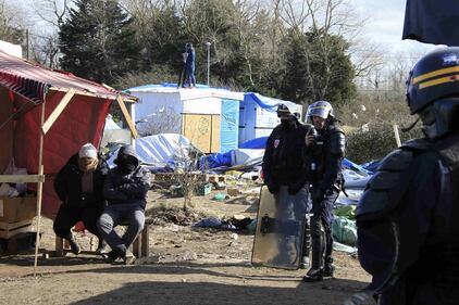 Al via tra gli scontri lo sgombero della Giungla 5