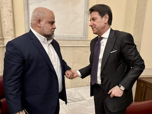 Ecco la nuova foto che inguaia Conte: in posa col "megafono" di Al Qassam