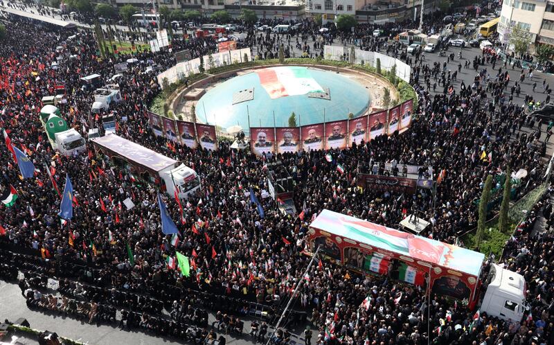 Teheran scende in piazza per i funerali dei "martiri" della guerra dei 12 giorni 15