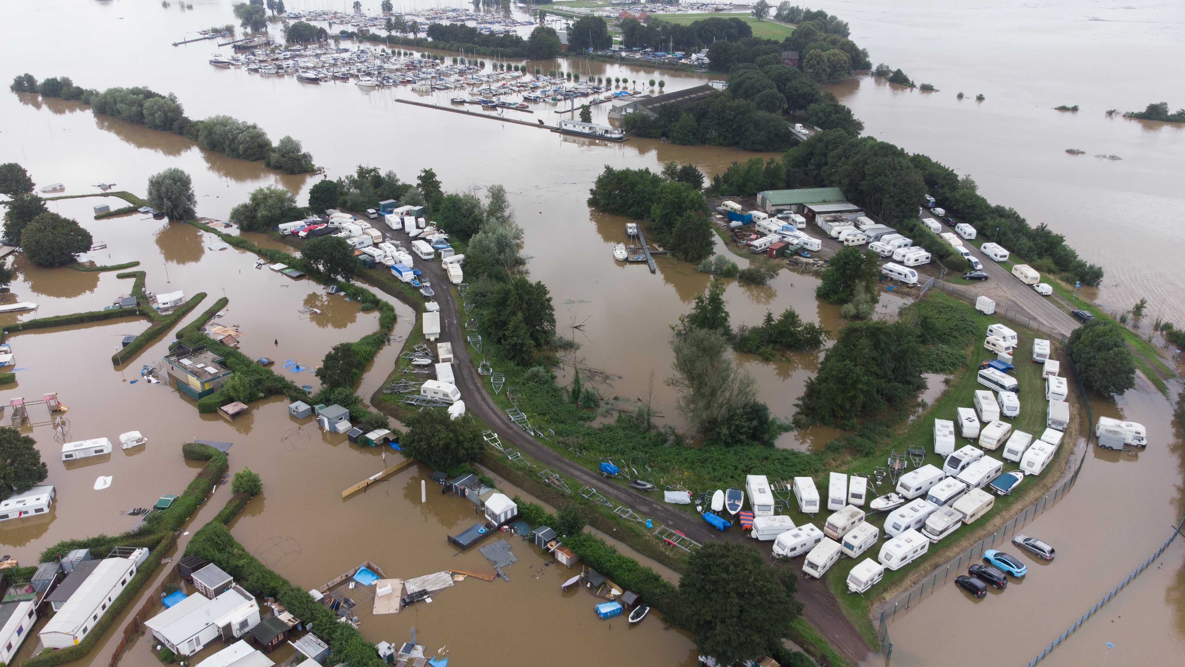 Germania, l'app per l'allerta non ha funzionato. Scaricabarile sulle colpe per i morti in Renania