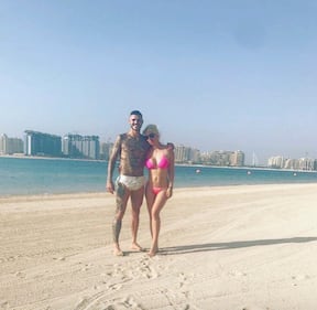 Wanda Nara hot, legge e mostra il lato b 16