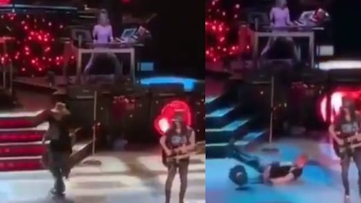 Axl Rose dei Guns N 'Roses cade sul palco durante un concerto a Las Vegas