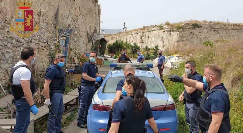 Blitz della polizia nella grotta in cui il tunisino aveva sequestrato e violentato i clochard 2