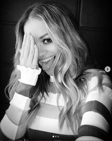 Rita Ora, il costume è sexy 11