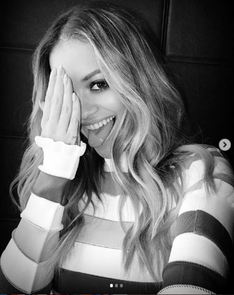 Rita Ora, il costume è sexy 11