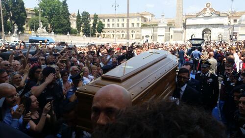 Fan e vip insieme per salutare il 'Gigante buono' del cinema 2