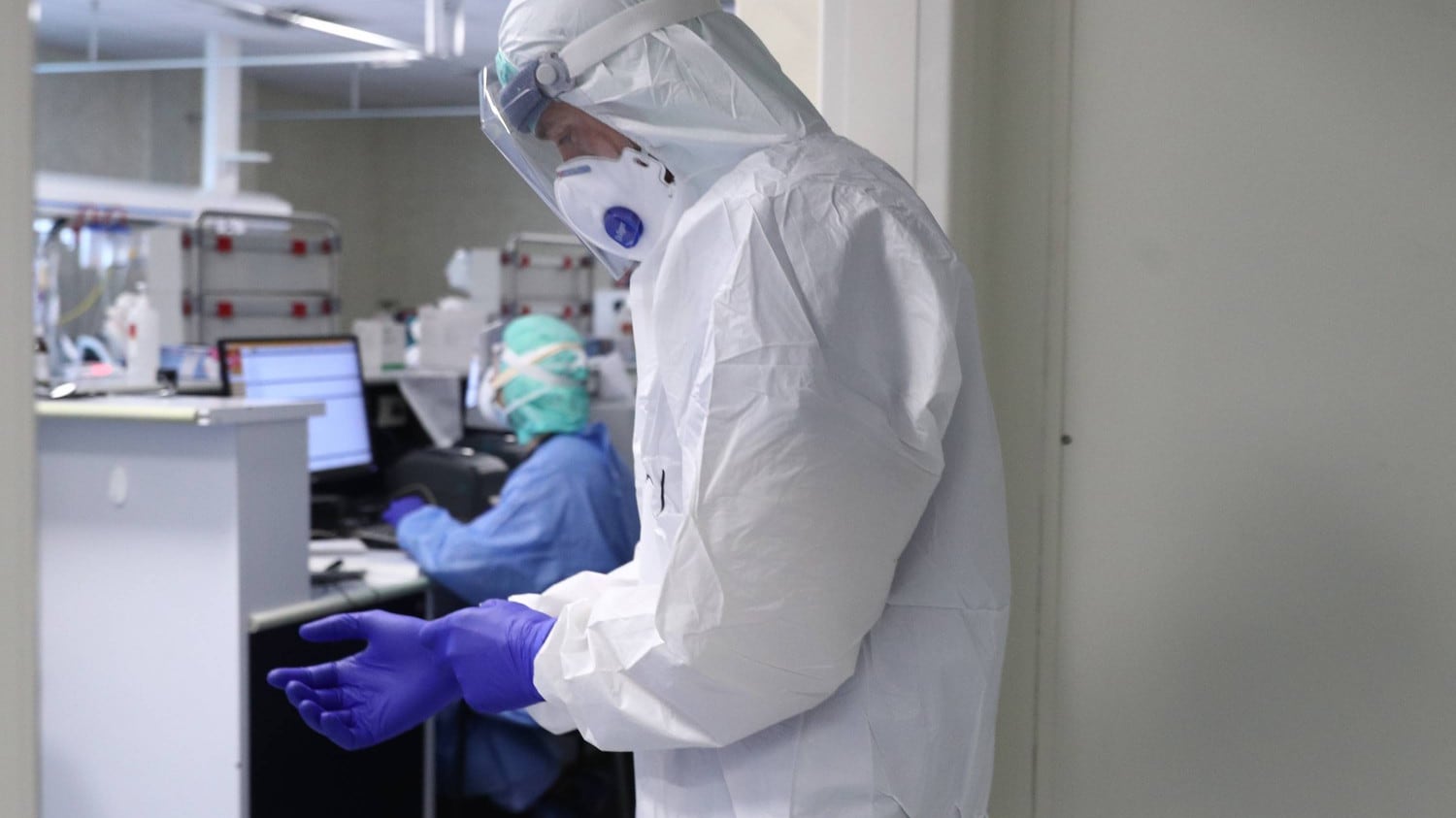 Virus, i biglietti dei vicini contro il medico: "Basta andare al lavoro, ci contagi"