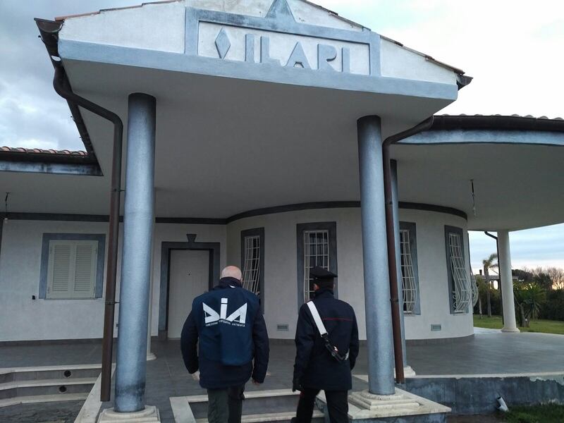 Ville di lusso, auto e conti correnti: maxi sequestro di 30 milioni ai nomadi 4
