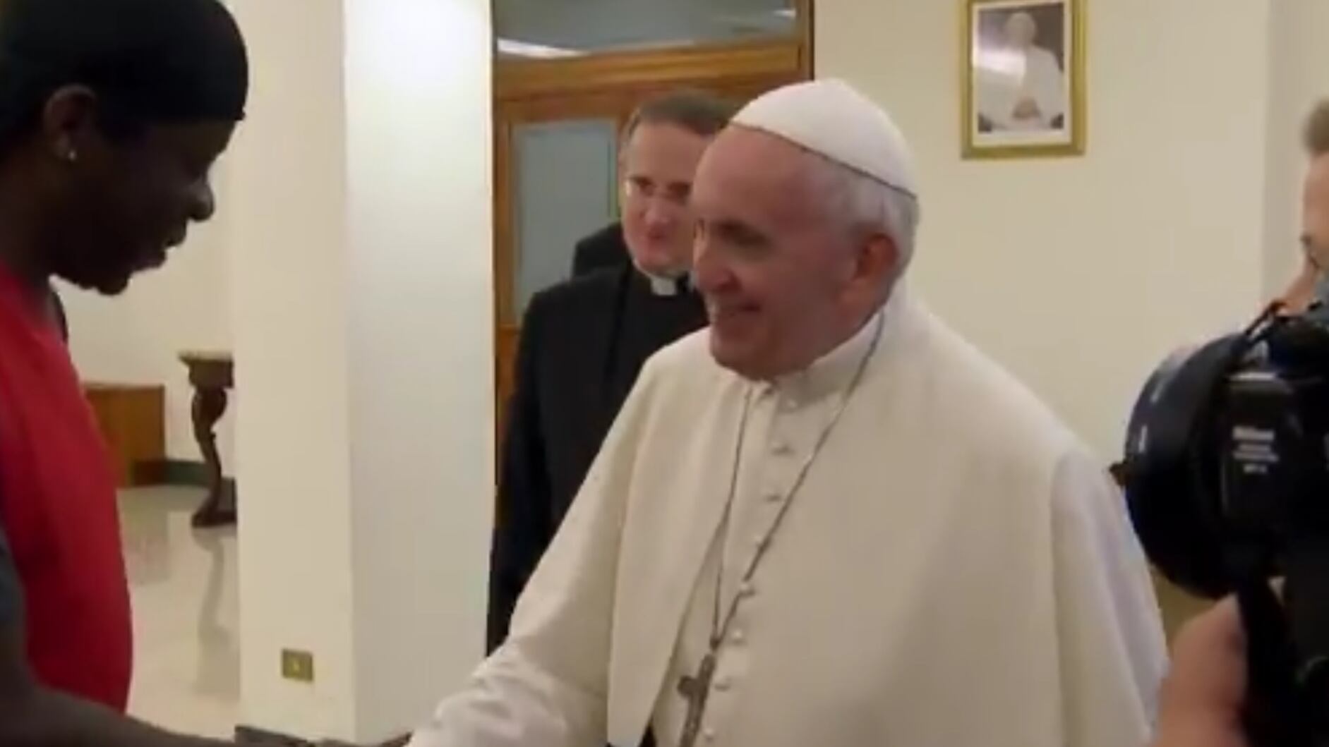 Il papa incontra il comico gay: "Ognuno di noi ha una dignità"