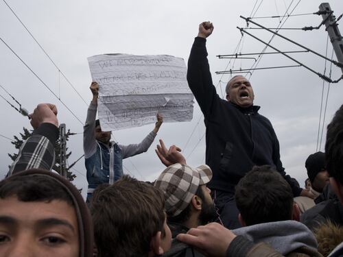 I migranti vanno all'assalto del muro di confine tra Grecia e Macedonia