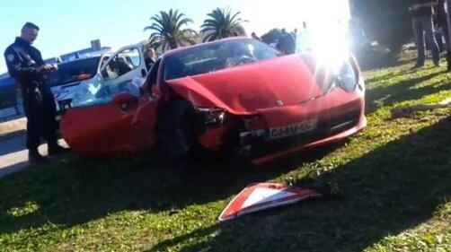 L'ex rossonero Niang si schianta con la Ferrari contro un albero 1