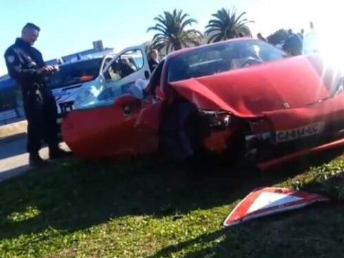 L'ex rossonero Niang si schianta con la Ferrari contro un albero