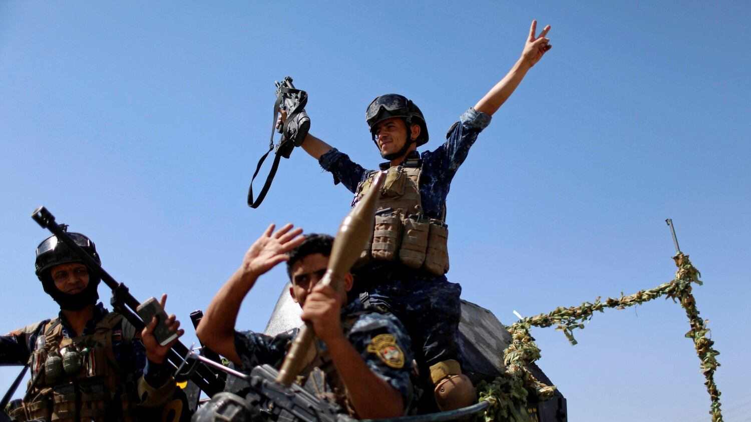 Mosul, riconquistata la moschea dell'Isis. Cade la capitale delle bandiere nere in Irak