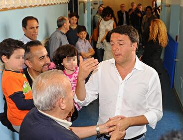 Renzi vota a Pontassieve con la moglie Agnese 2