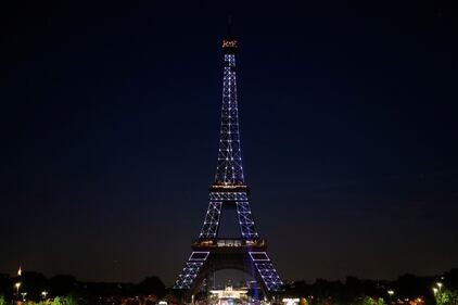 La Tour Eifell si colora per i suoi 130 anni 5