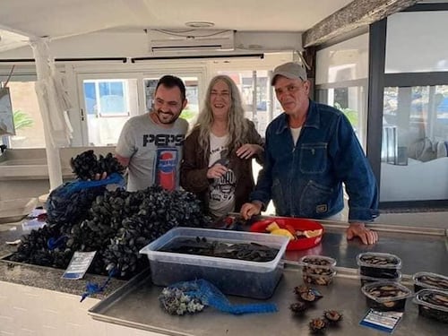 Taranto, tra i mitilicoltori a lavoro ecco che spunta Patti Smith