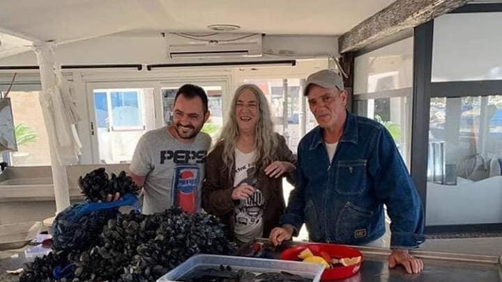Taranto, tra i mitilicoltori a lavoro ecco che spunta Patti Smith
