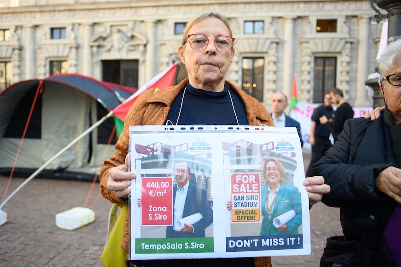 San Siro: fuori Palazzo Marino la protesta contro la vendita 6
