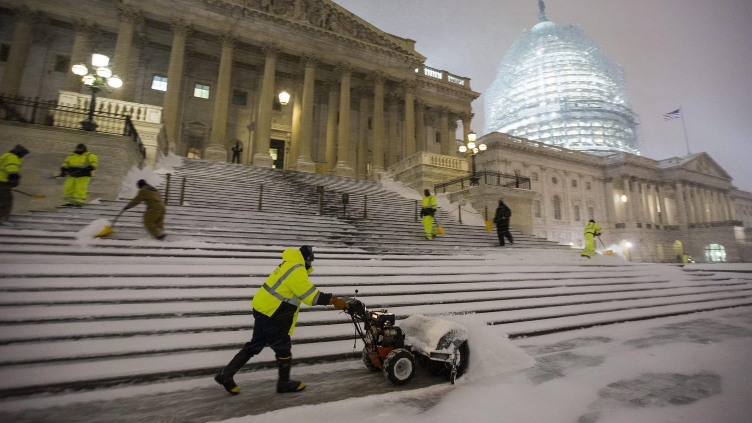 Gli Usa sepolti dalla tempesta di neve: 7mila voli cancellati e 10 morti