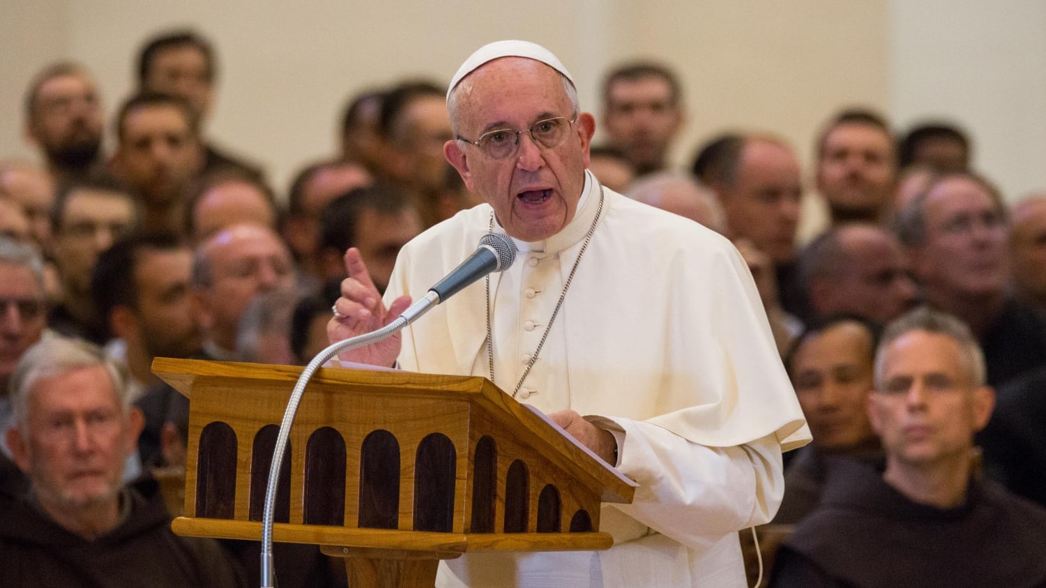 La Lega contro Bergoglio fa le magliette pro-Ratzinger