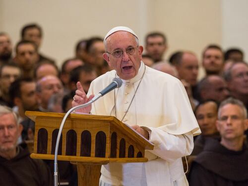 La Lega contro Bergoglio fa le magliette pro-Ratzinger