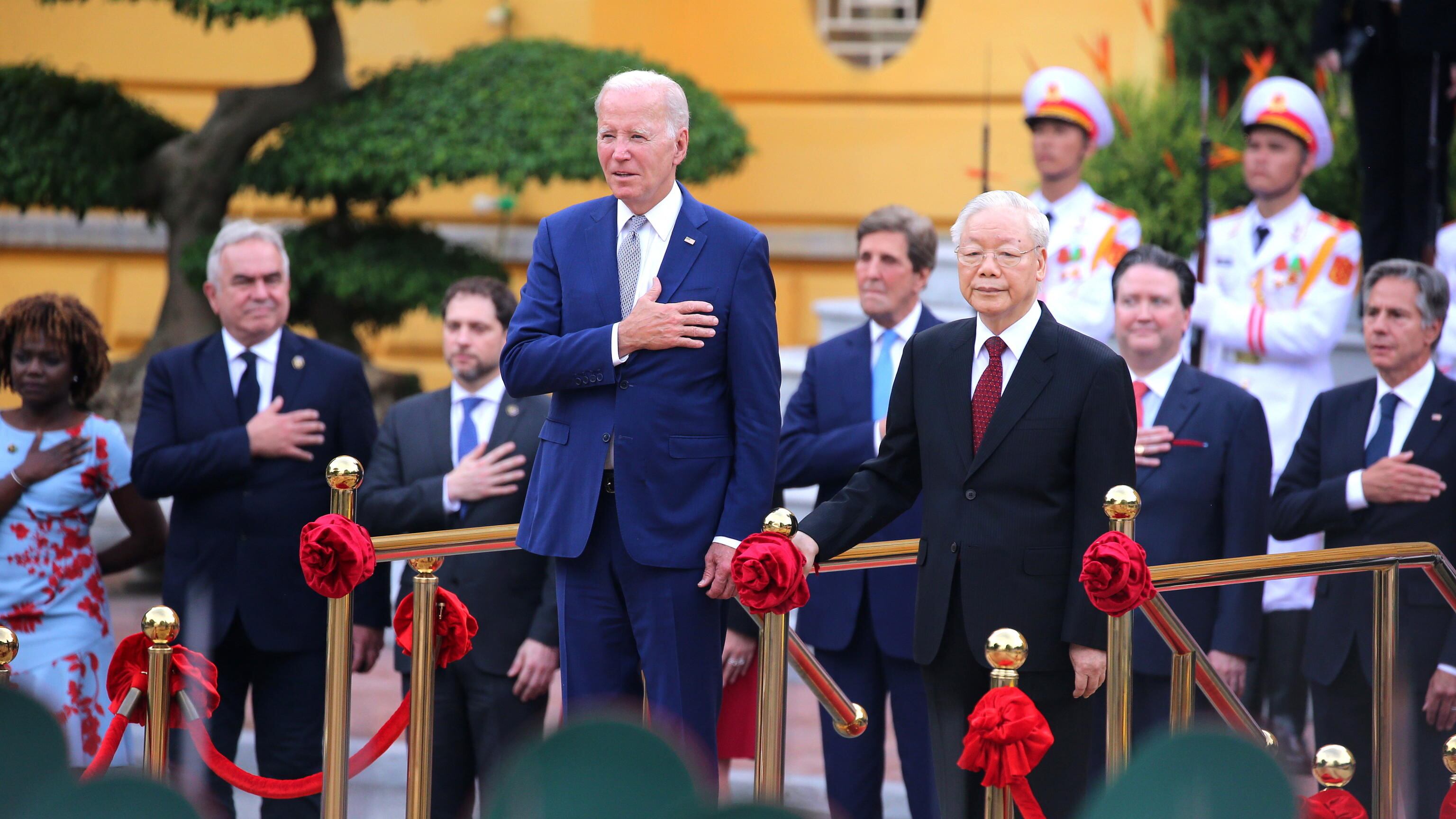 Biden in Vietnam rafforza l'asse anti-Cina. Ma Hanoi compra armi da Mosca in segreto