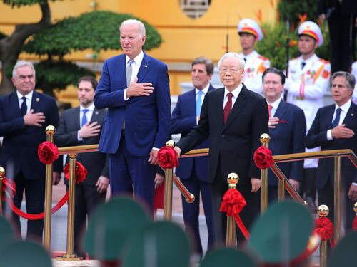 Biden in Vietnam rafforza l'asse anti-Cina. Ma Hanoi compra armi da Mosca in segreto