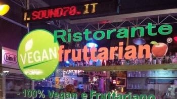 La nuova moda a tavola: "Mangiamo solo frutta"