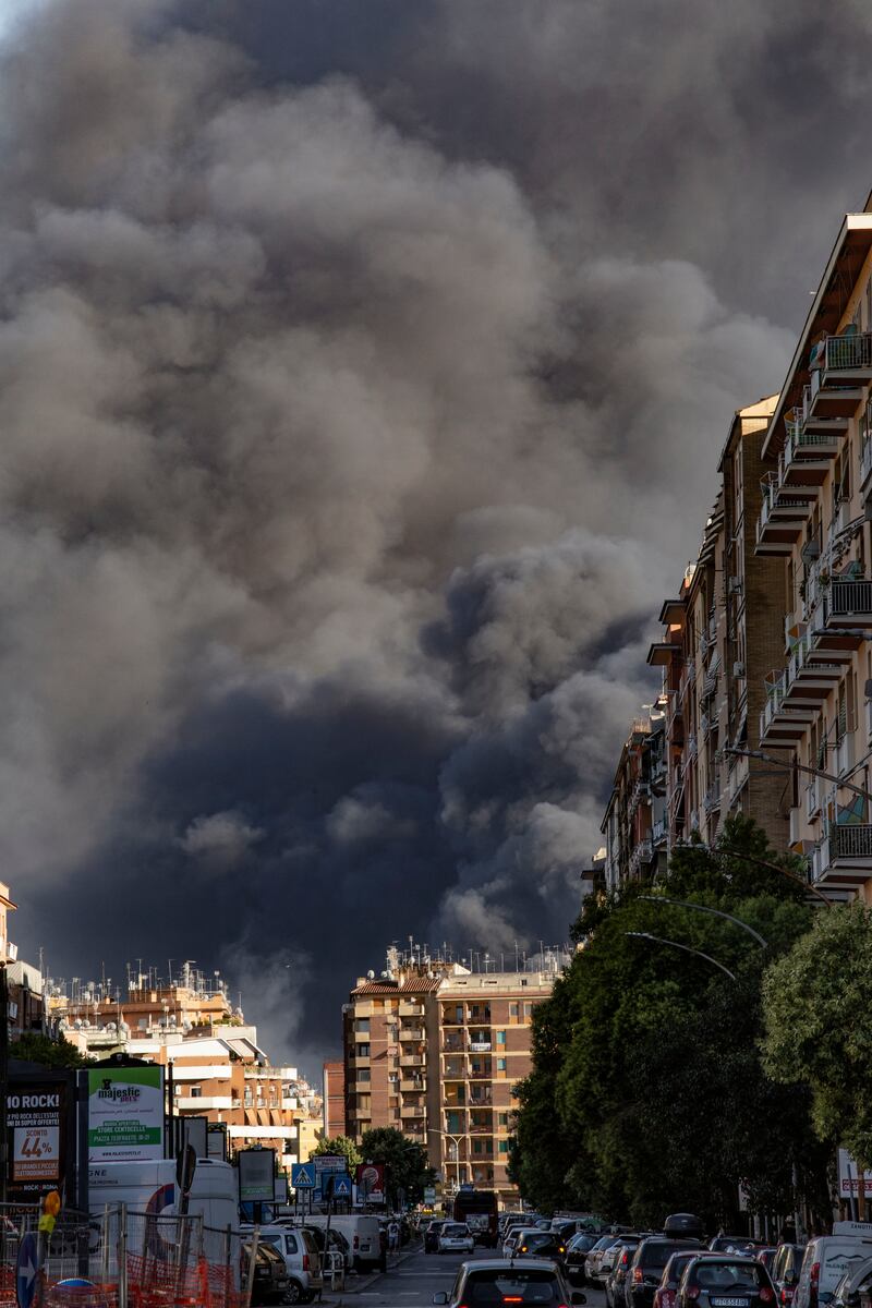 Vasto incendio divampato questo pomeriggio a Roma nella zona di via Casilina 4