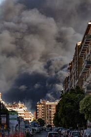Vasto incendio divampato questo pomeriggio a Roma nella zona di via Casilina 4