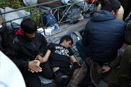 Atene, migranti provano a impiccarsi in centro 6