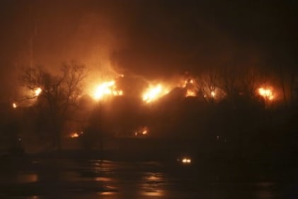Treno deragliato, enorme incendio nel West Virginia 2