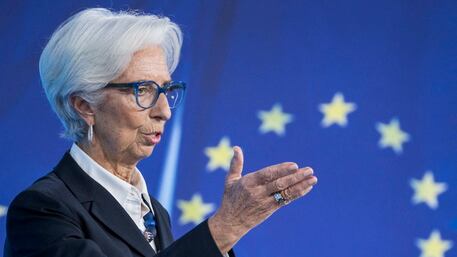 Il "superdollaro" fa paura. Euro incollato alla parità