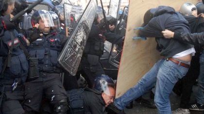 Poveri agenti tirati per la divisa