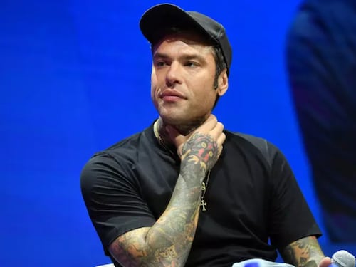 I rapper coccolano i teppisti, Fedez li smaschera: “Ipocriti, tornate alle sfilate di lusso”