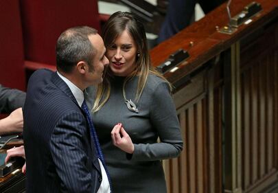 La Boschi vota: tacchi alti e abito strizzatissimo 8