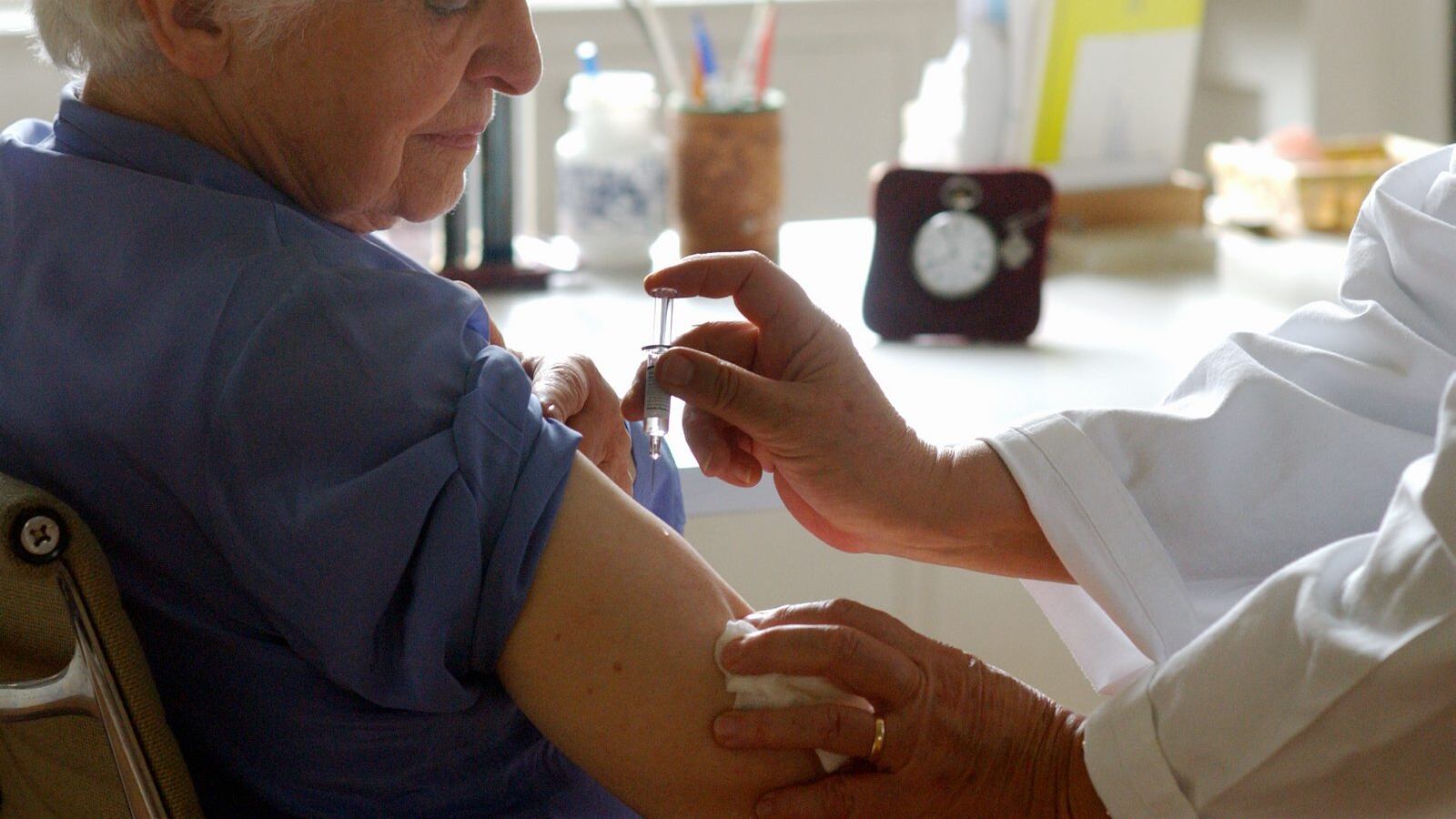 Influenza, pronti i vaccini: "Gli over 65 devono farli"