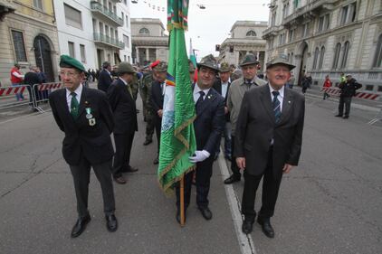 A Milano sfilano gli Alpini: 500mila penne nere invadono il centro 2